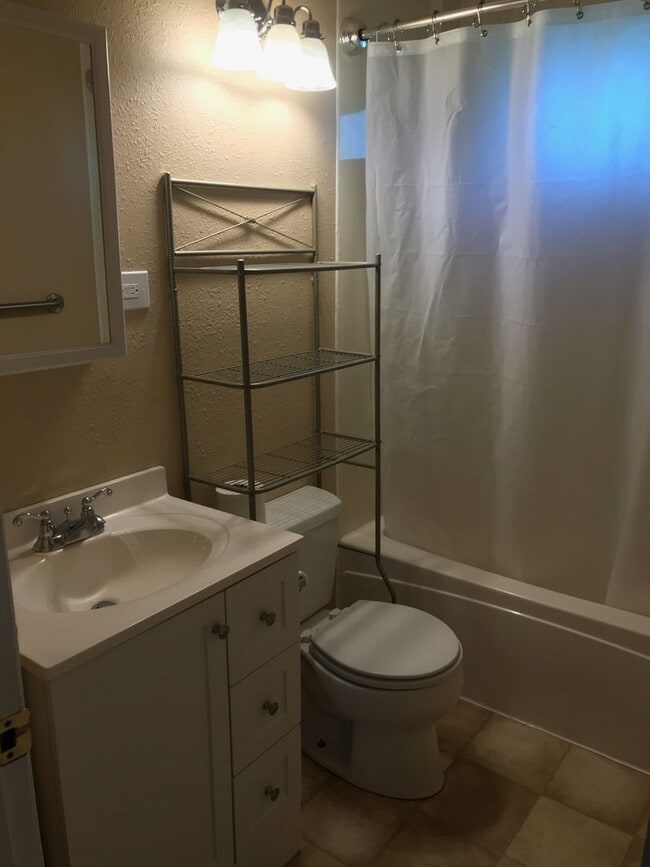 Building Photo - Gorgeous centrally located 2 bedroom, 1 ba...