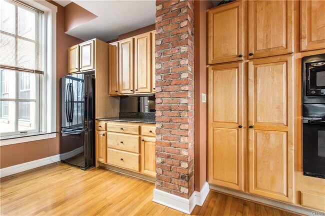 Building Photo - 429 N Franklin St