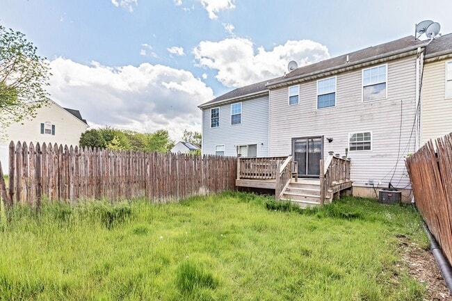 Building Photo - Renovated Townhome in Woodburne