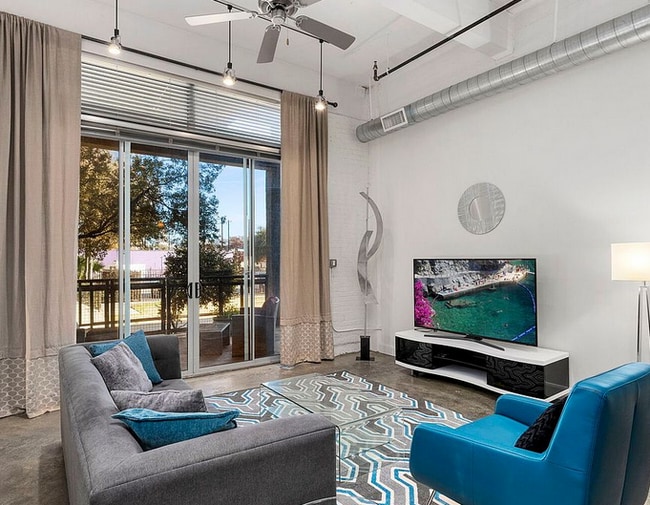 Building Photo - 831 S Flores St