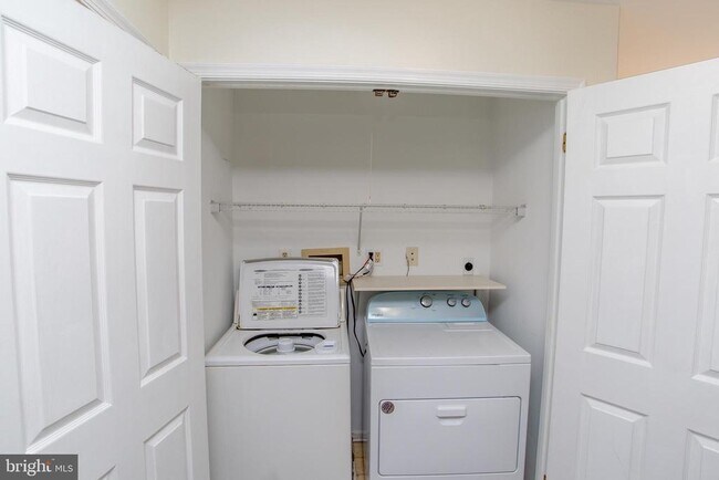 Building Photo - 1739 McNelis Dr