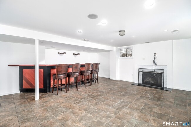 Building Photo - 8 Stonecrop Rd S