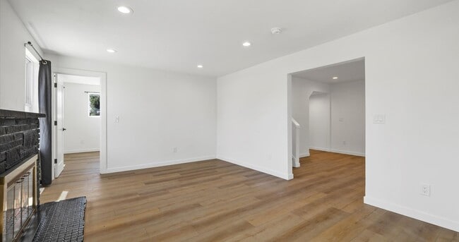 Building Photo - Remodeled 5BR Vintage Gem in Prime West Se...