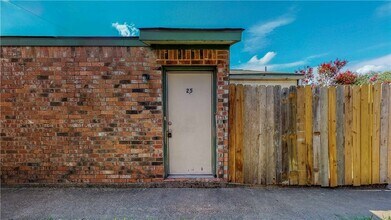 Building Photo - 725 Peppertree Dr