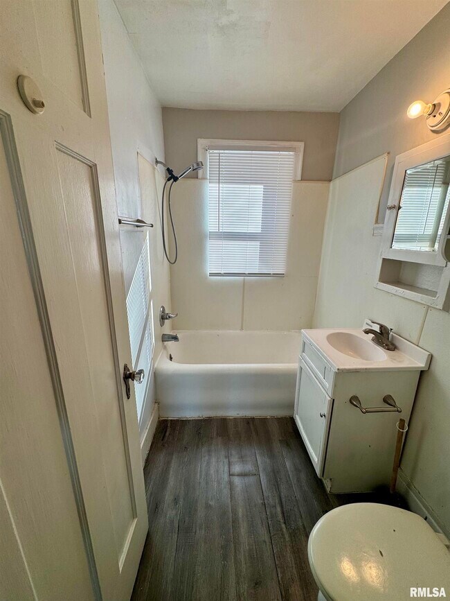 Building Photo - 2028 7th Ave