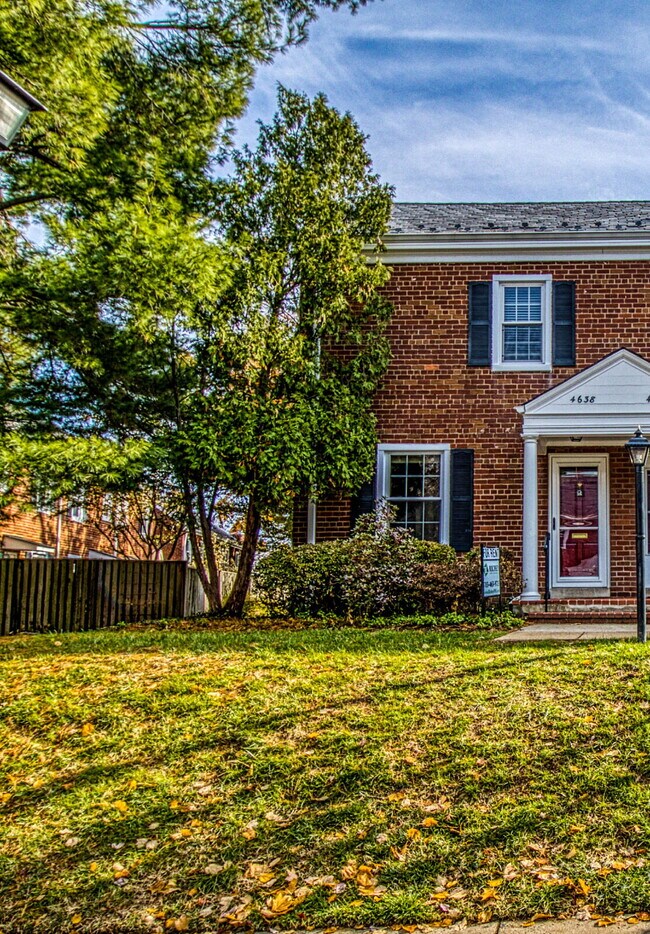 Building Photo - Discover Exceptional Townhouse Living!