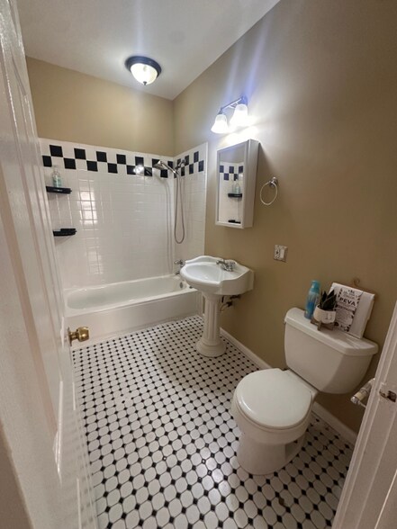 Building Photo - 7223 S Euclid Ave