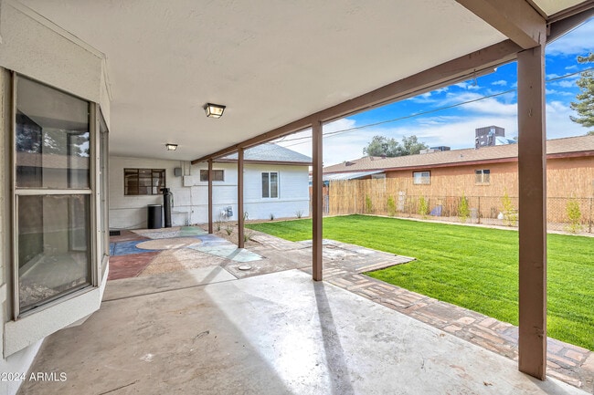 Building Photo - 922 E Orange Dr