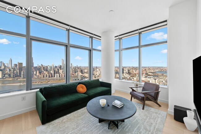 Building Photo - 3 Ct Square W