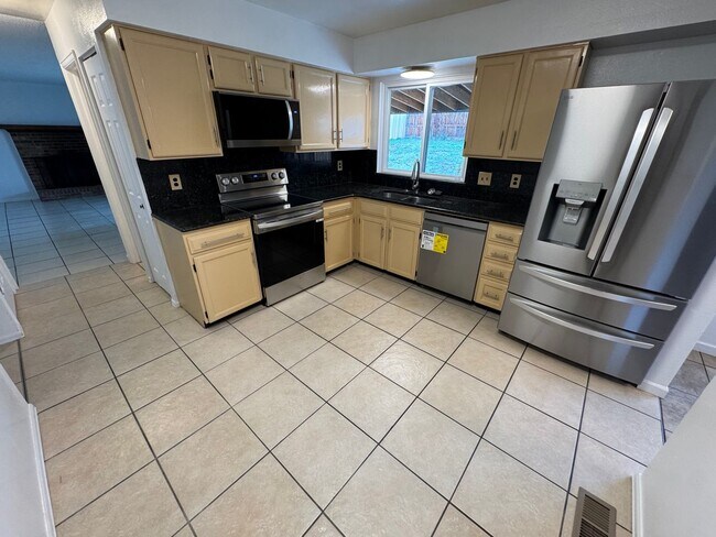 Building Photo - Spacious Morrison Home