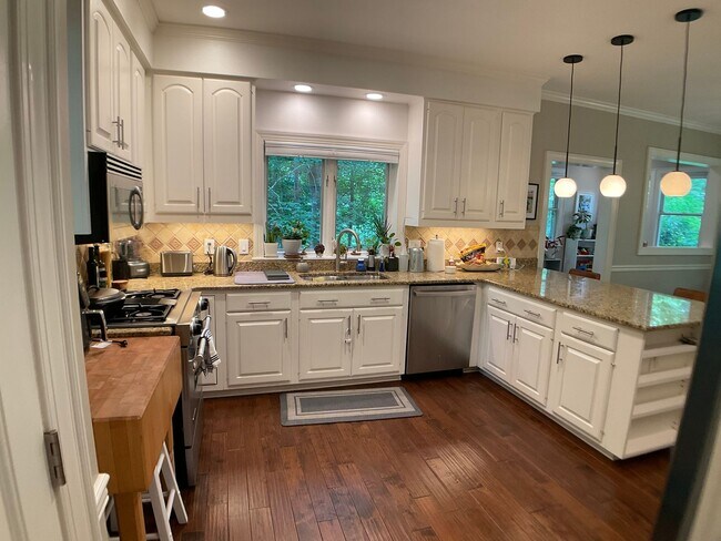 Building Photo - Executive Home in The Heart of Chapel Hill!