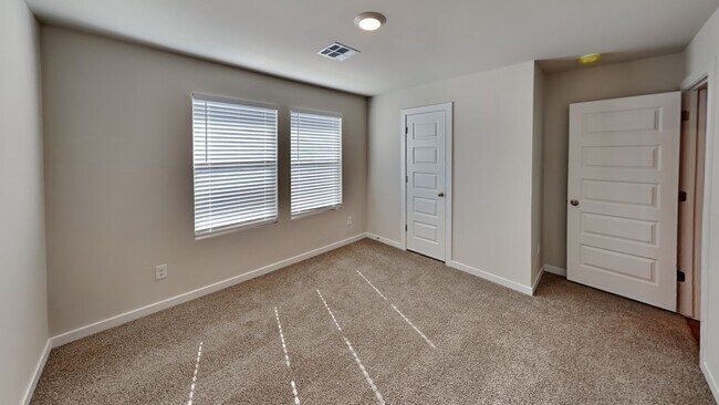 Building Photo - Beautiful and Spacious 4 Bedroom Home in M...