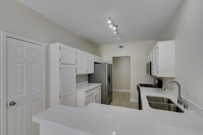 Building Photo - Stylish 2-Bedroom Townhome in Henderson!