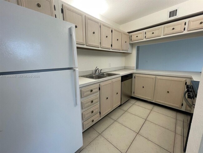 Building Photo - 9441 Live Oak Pl