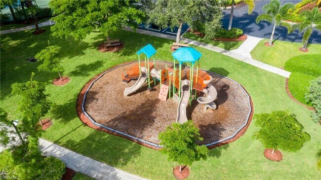 Building Photo - ** 4 Bed/3.5 Bath Single Family ~ 2 Car Garage Single Family Home ~ Lake Views **