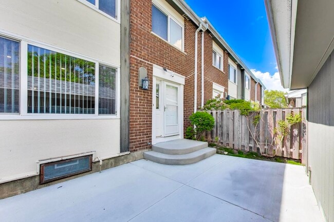 Building Photo - 281 Dupage Dr