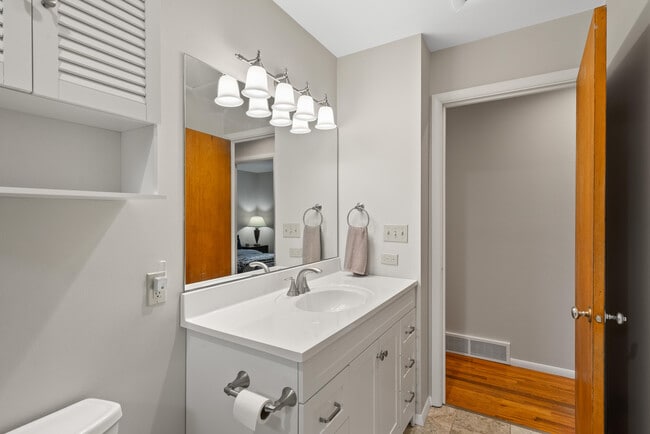 Building Photo - 438 Sylvan Dr