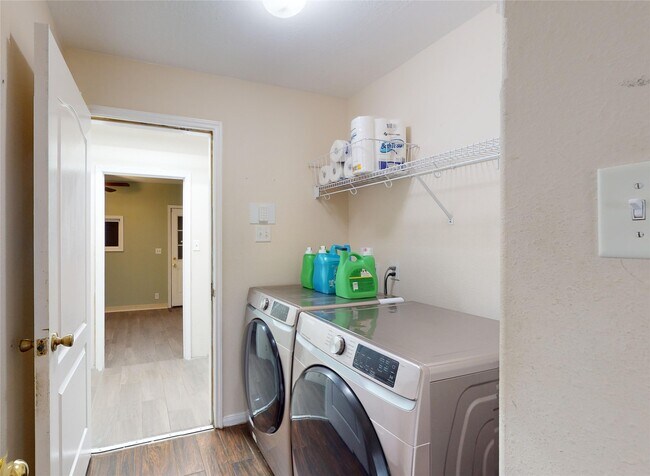 Building Photo - 6014 Knollwood Tr