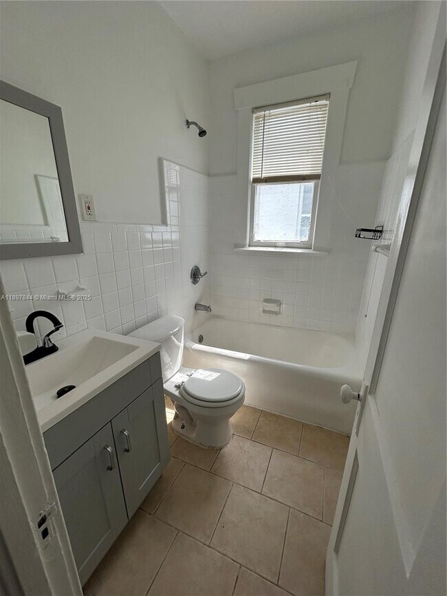 Building Photo - 529 NE 66th St