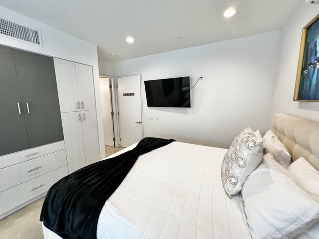 Building Photo - 73801 Shadow Mountain Dr