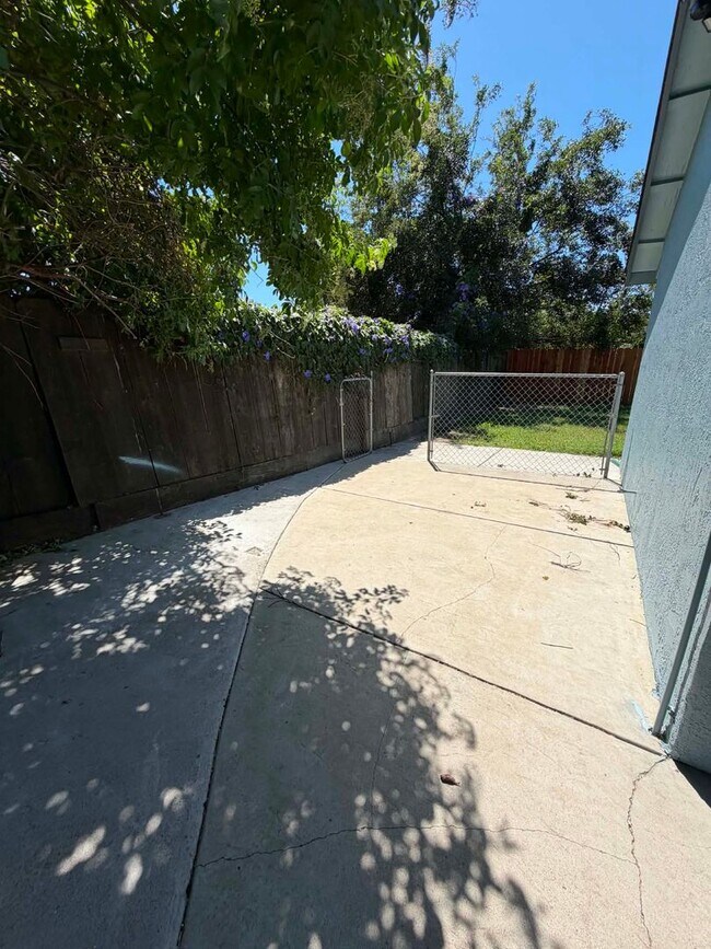 Building Photo - Beautifully Updated 3 Bedroom Home