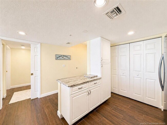 Building Photo - 5051 N Hwy A1A