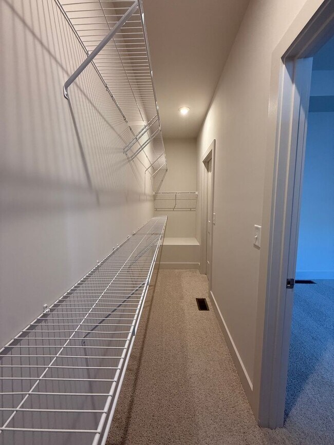 Building Photo - Peaceful City Living close to Everything!