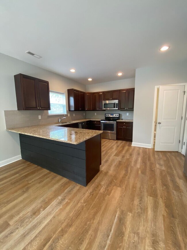 Building Photo - 4 BR, 2 BA, 2 Car Garage | Close to Chattanooga, Volkswagen, FedEx, & Amazon