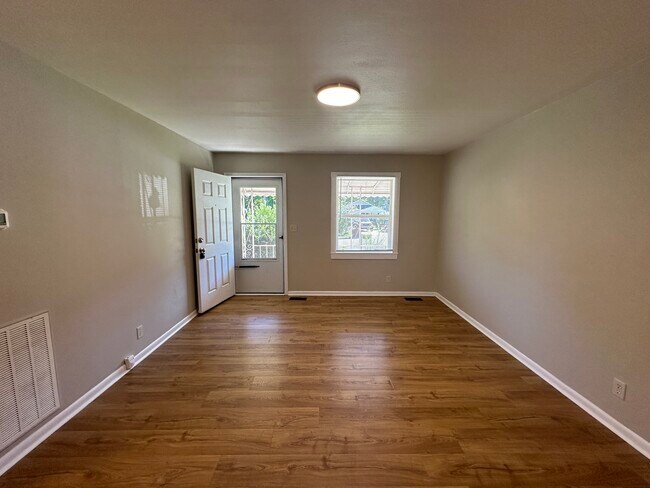 Building Photo - 604 Memorial Park Dr