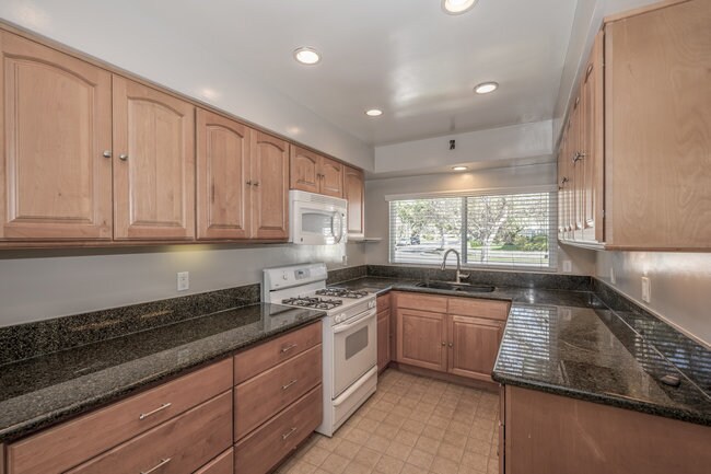 Building Photo - 832 Coolidge Dr