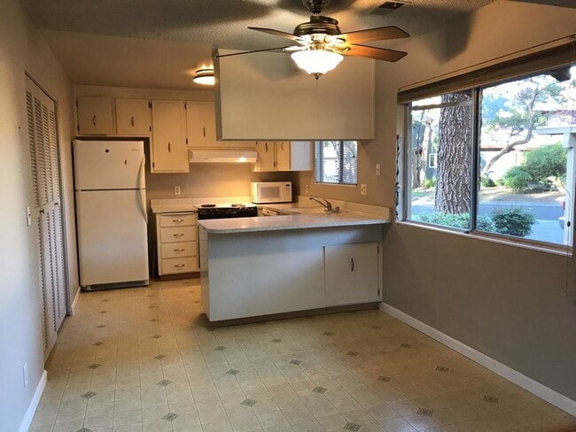 Building Photo - Great 2 bed 1 bath condo available for fall move in!