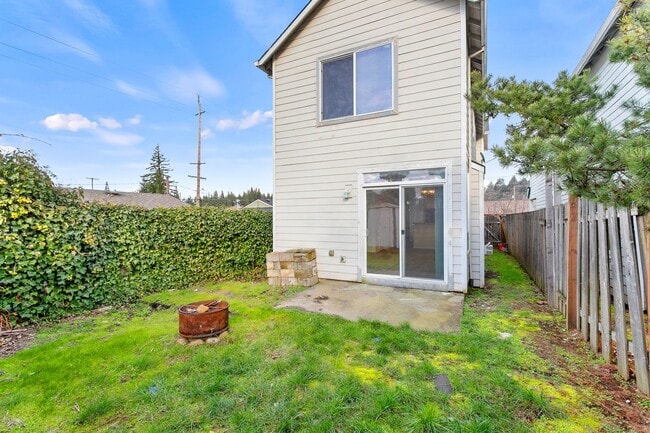 Building Photo - Large 3 bedroom 2.5 Bath Home! Tour Today!
