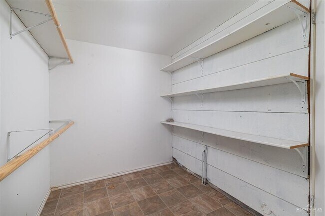 Building Photo - 17 Village Square