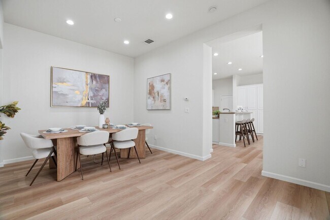 Building Photo - BRIGHT, OPEN RESIDENCE IN RIVERMARK HOME WITH EXCELLENT LAYOUT