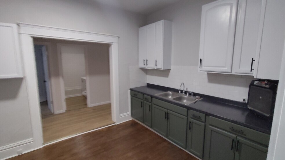 Building Photo - 223 Ash St