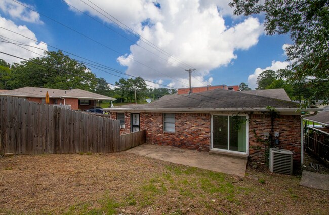 Building Photo - Midtown Living with Modern Conveniences – Prime Little Rock Location!