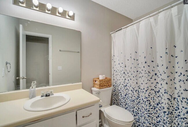 Building Photo - Available June 22nd! Beautiful