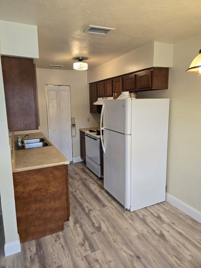 Building Photo - Beautiful 2 bedroom 1 bathroom Single Fami...