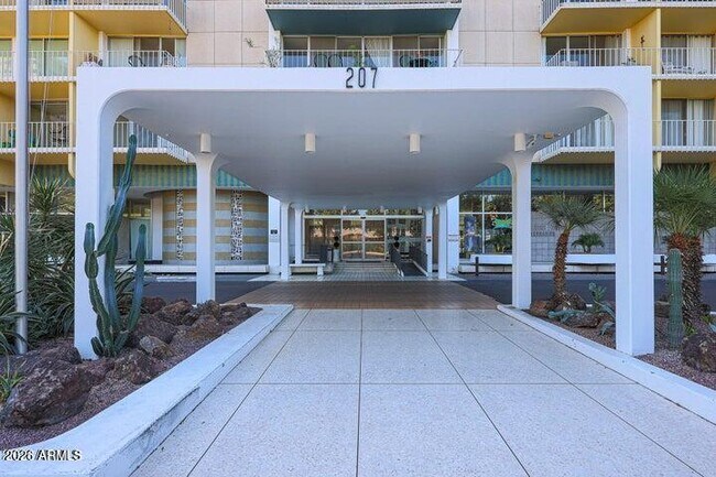 Building Photo - 207 W Clarendon Ave