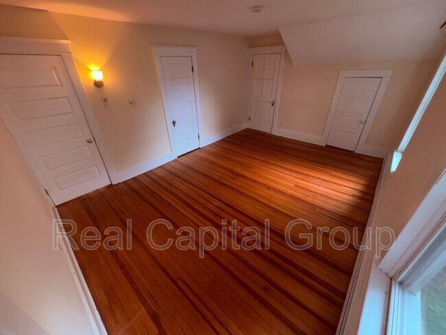 Building Photo - 376 Kenwood Ave