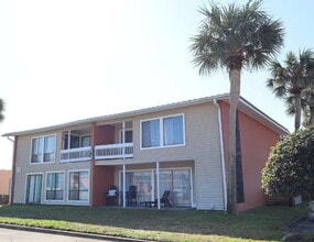 Building Photo - "Coastal Comfort Awaits: Furnished 2-Bed Condo with Pool in Destin!"