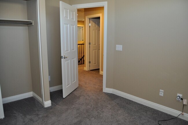 Building Photo - Fabulous 3 bedroom home in gated community!