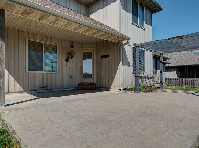 Building Photo - Beautiful 4 bedroom house with privacy fen...