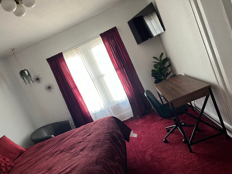 Building Photo - 369 E Tuscarawas Ave