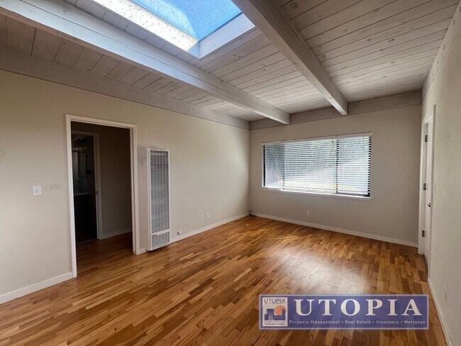 Building Photo - Adorable 1 bedroom, 1 bathroom triplex uni...