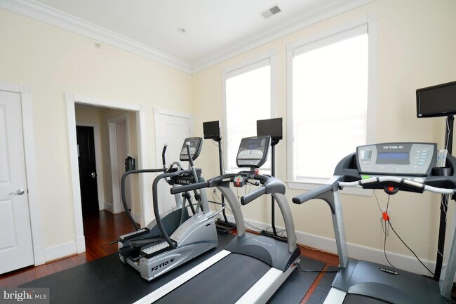 Building Photo - 900 N Washington St