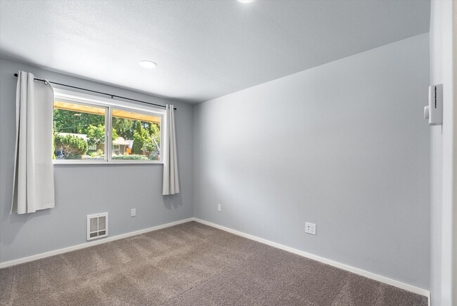 Building Photo - 3 Bed 2 Bath Fully Fenced Split Level Lake...