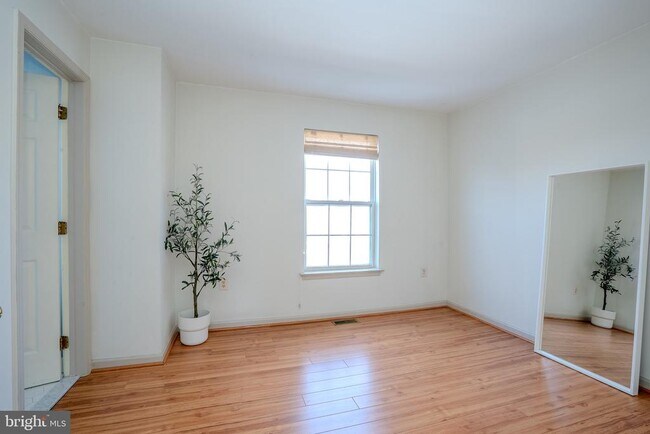 Building Photo - 128 S Barrow Pl