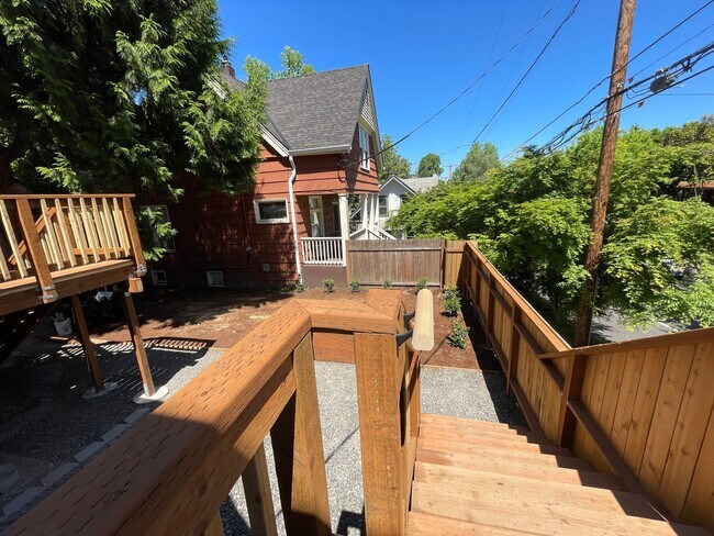 Building Photo - Gorgeous Newly Remodeled Upper Unit in Buckman with Washer/Dryer, A/C