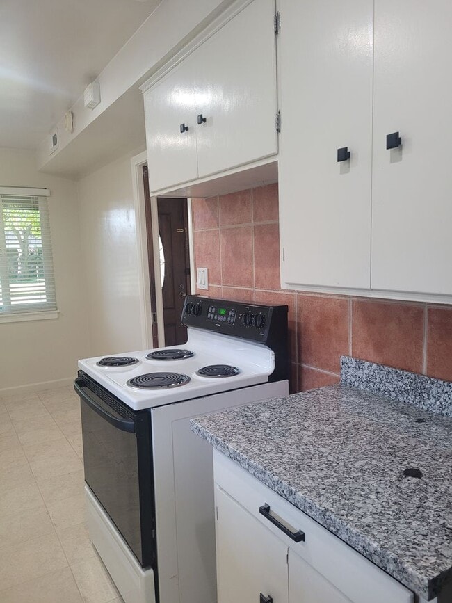Building Photo - 3 bedroom home close to Land Park